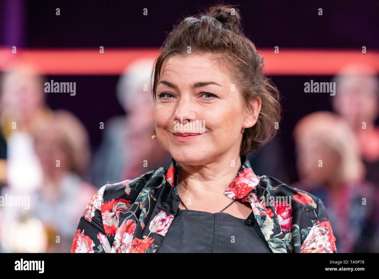 Leipzig, Deutschland. 26 Apr, 2019. Die Schauspielerin Claudia Schmutzler, während der MDR-Talkshow "RIVERBOAT" am 17.05.2019 in Leipzig aufgenommen. Quelle: Thomas Schulze/dpa-Zentralbild/ZB/dpa/Alamy leben Nachrichten Stockfoto