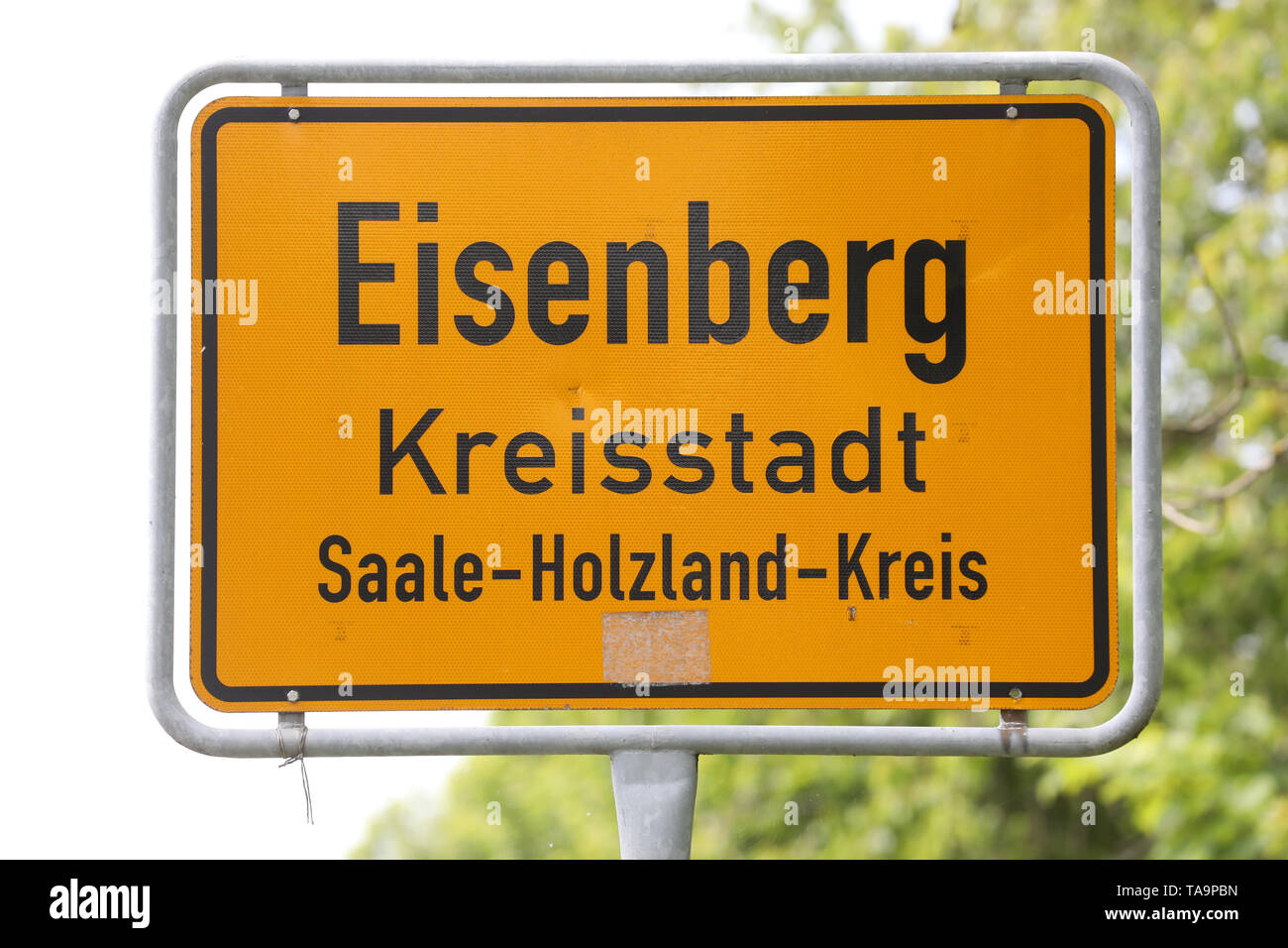 23. Mai 2019, Thüringen Eisenberg: Das Ortsschild von Eisenberg im Saale-Holzland-Kreis. Die Mohrenfest findet hier am Wochenende. Der neue Name für das traditionelle Stadtfest hat von der Bevölkerung kritisiert worden. Foto: Bodo Schackow/dpa-Zentralbild/dpa Stockfoto