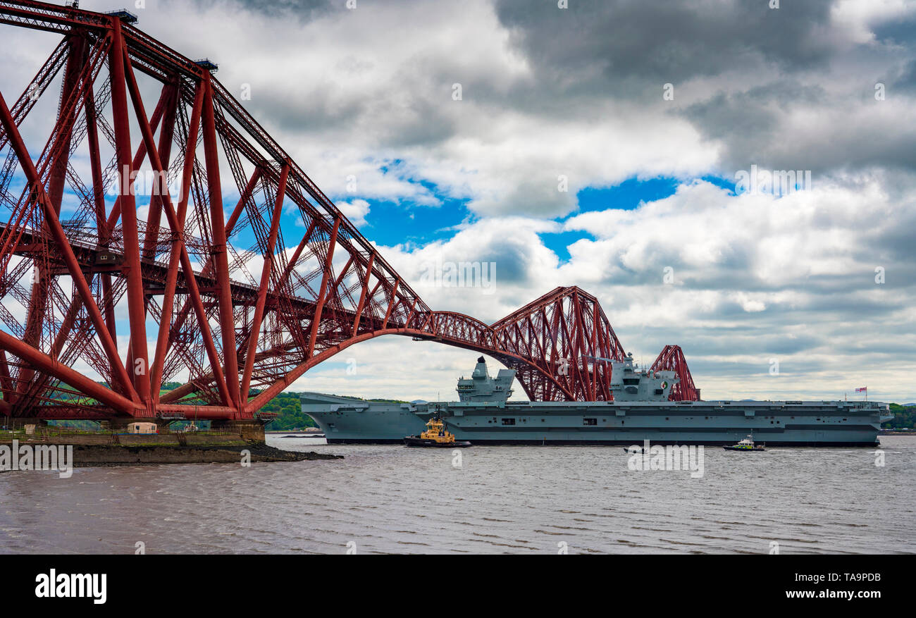 North Queensferry, Schottland, Großbritannien. 23 Mai, 2019. Flugzeugträger HMS Queen Elizabeth Segel von Rosyth in den Fluss Forth nach einem Besuch in ihrem Heimathafen für eine einbauen. Kehrt sie zu Meer für Westlant 19 Bereitstellung und ausgelegt auf den Betrieb ihrer F-35 Kampfflugzeuge zu konzentrieren. Credit: Iain Masterton/Alamy leben Nachrichten Stockfoto