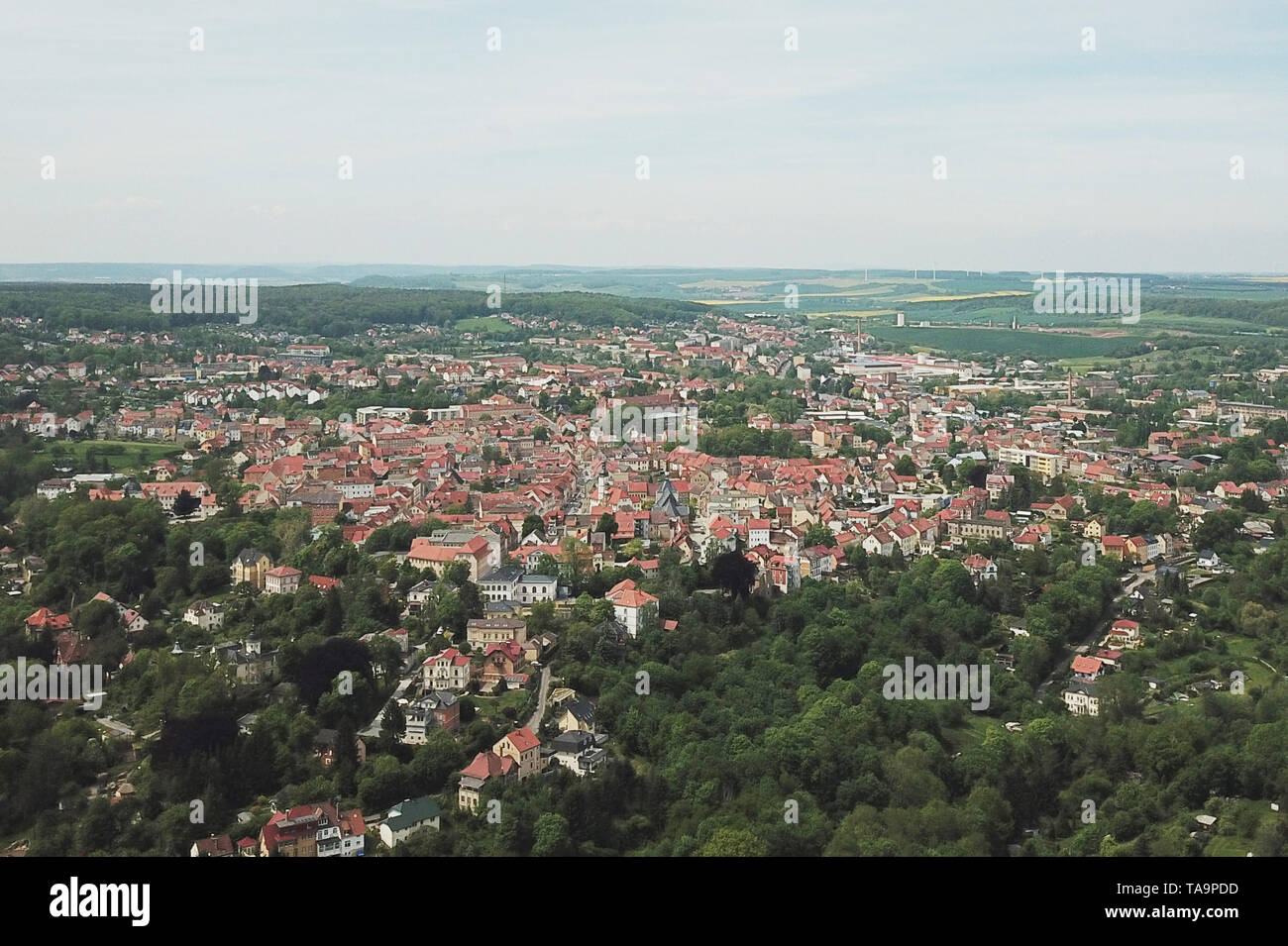 23. Mai 2019, Thüringen Eisenberg: Die Stadt Eisenberg im Saale-Holzland-Kreis. Die Mohrenfest findet hier am Wochenende. Der neue Name für das traditionelle Stadtfest hat von der Bevölkerung kritisiert worden. Foto: Bodo Schackow/dpa-Zentralbild/dpa Stockfoto