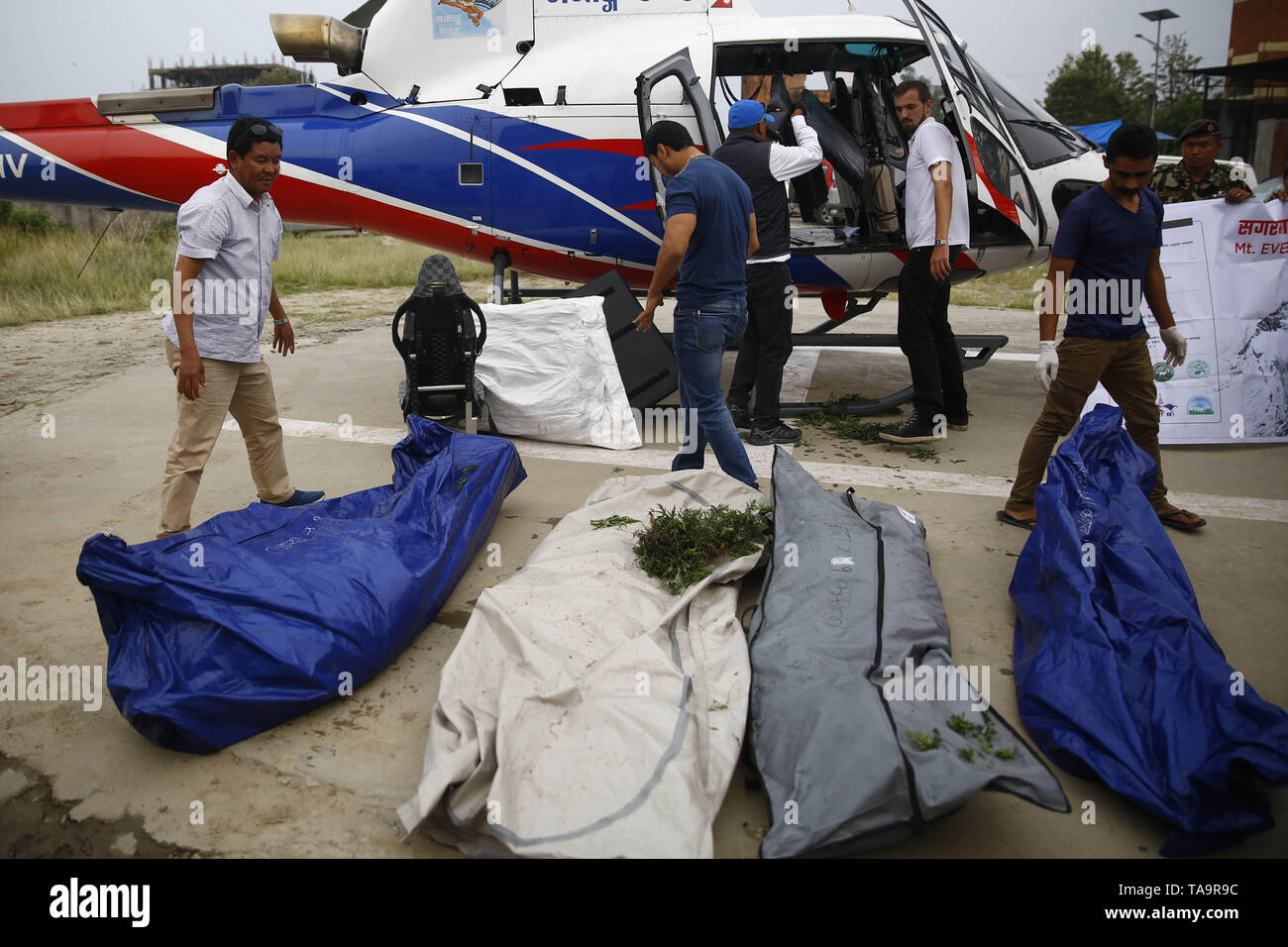 Kathmandu, Nepal. 23 Mai, 2019. Ein 12-köpfiges Team einschließlich Nepal Armee bringt vier Leichen auf einem Hubschrauber für post mortem nach Während der Mount Everest cleanup Kampagne höchsten Gipfel der Welt bei Teaching Hospital in Kathmandu, Nepal am Donnerstag, den 23. Mai 2019 zum Reinigen entfernt werden. Credit: Skanda Gautam/ZUMA Draht/Alamy leben Nachrichten Stockfoto