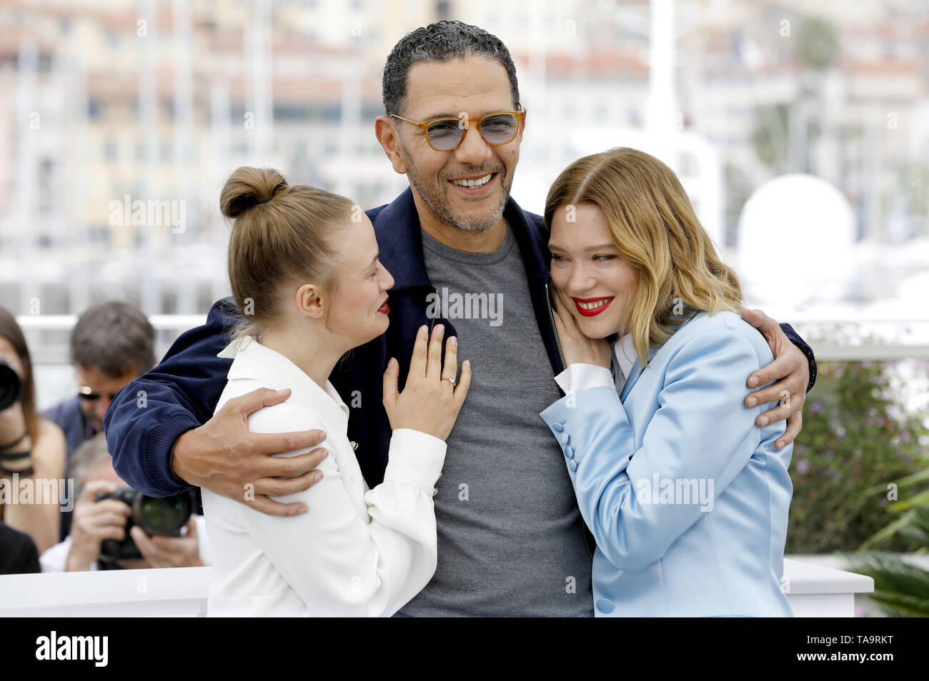 Cannes, Frankreich. 23 Mai, 2019. Sara Forestier, Roschdy Zem und Léa Seydoux im 'Roubaix, une Lumière/Oh Barmherzigkeit!" fotoshooting während der 72Nd Cannes Film Festival im Palais des Festivals am 23. Mai 2019 in Cannes, Frankreich | Verwendung der weltweiten Kredit: dpa/Alamy leben Nachrichten Stockfoto