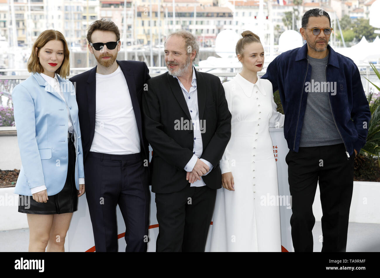 Cannes, Frankreich. 23 Mai, 2019. Antoine Reinartz, Lea Seydoux, Arnaud Desplechin, Sara Forestier und Roschdy Zem an der 'Roubaix, une Lumière/Oh Barmherzigkeit!" fotoshooting während der 72Nd Cannes Film Festival im Palais des Festivals am 23. Mai 2019 in Cannes, Frankreich | Verwendung der weltweiten Kredit: dpa/Alamy leben Nachrichten Stockfoto