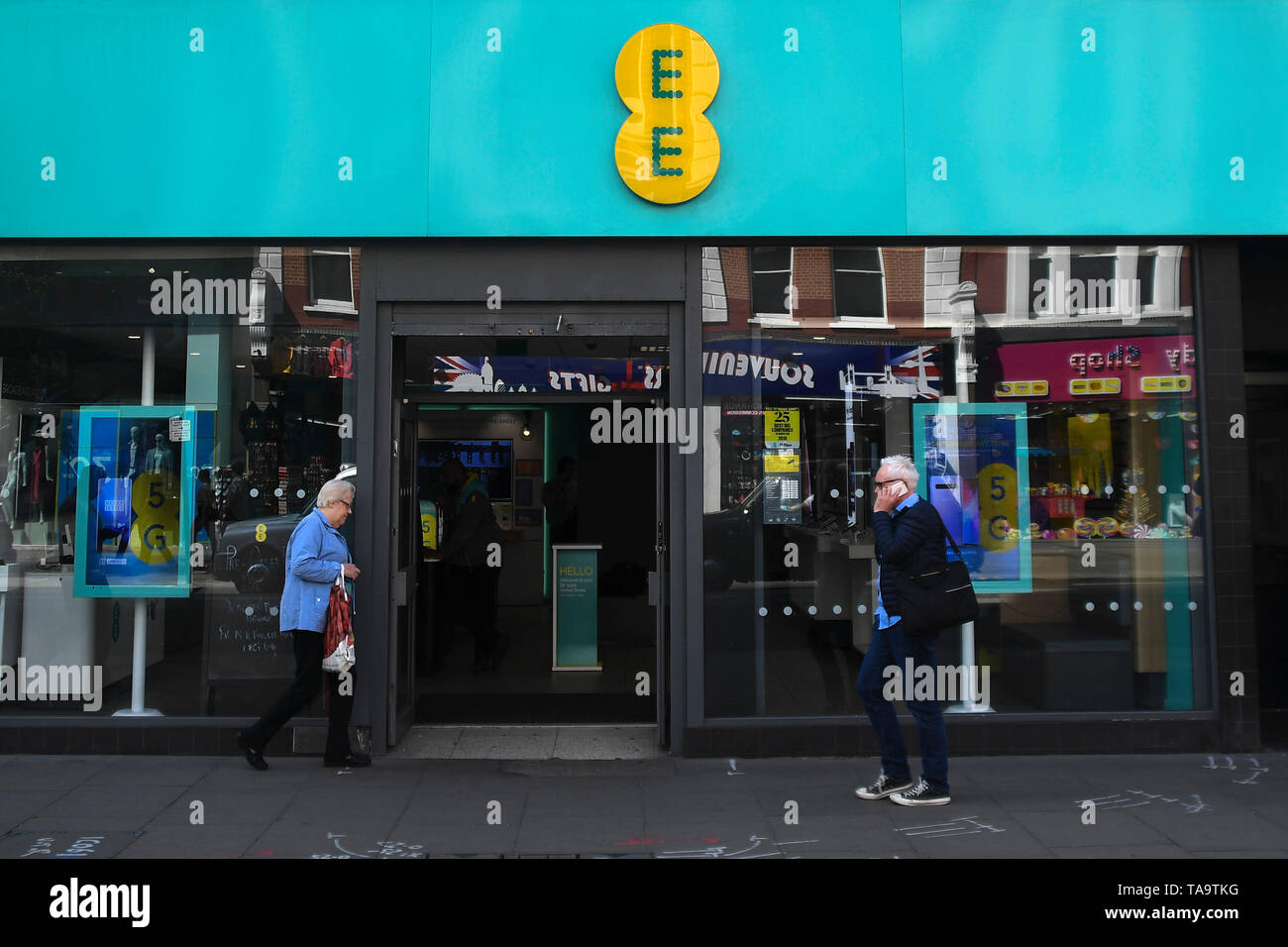 (190523) - LONDON, 23. Mai 2019 (Xinhua) - Foto am 23. Mai 2019 zeigt ein EE-Store in London, Großbritannien. Mobile network operator EE sagte am Mittwoch, dass es Großbritanniens erste 5G-Dienst in sechs großen Städten am 30. Mai starten. EE wird auf das 5G Service in London, Cardiff, Edinburgh, Belfast, Birmingham und Manchester Schalter später im Mai. Ein Sprecher von BT, die übergeordnete Gruppe der EE, Xinhua erklärt: "Wie wir bereits erwähnt haben, Huawei wird weiterhin unsere 5G-Netzwerk Infrastruktur zu versorgen - Sie bleiben ein geschätzter und innovative Lieferanten." (Xinhua/Alberto Pezzali) Stockfoto