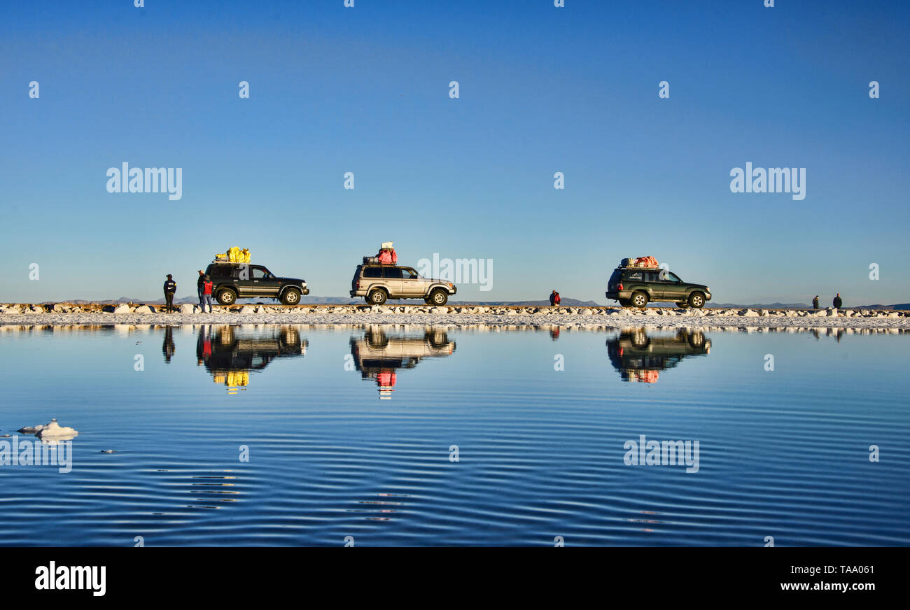 Jeeps auf dem Salzsee von Salar de Uyuni, Bolivien Stockfoto