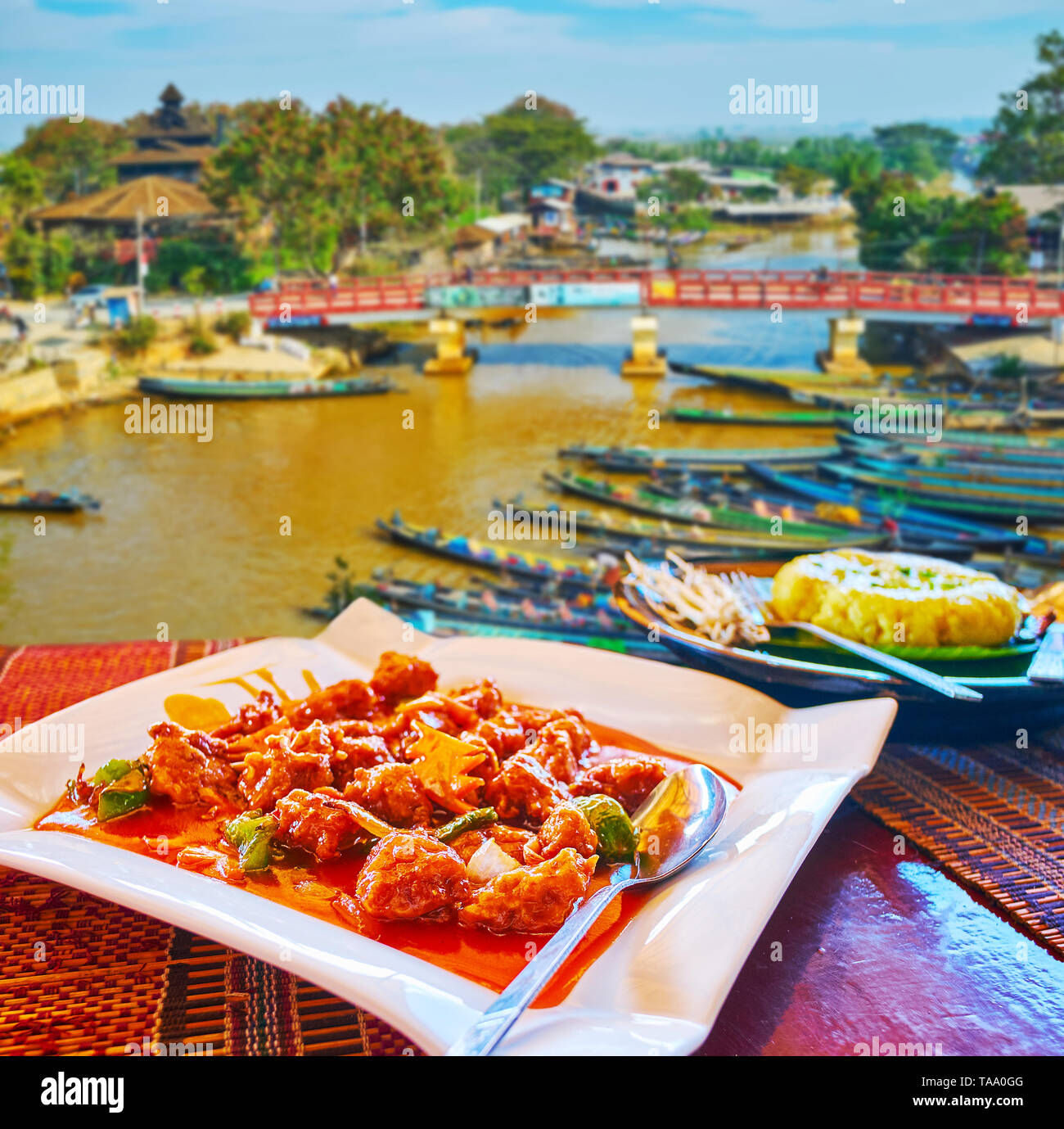 Das Abendessen der Burmesischen Gerichte Schweinefleisch Eintopf in rot pikanter Sauce und klebriger Reis banana Wrap genießen Sie mit Blick auf Port Kajaks" in touristischen Dorf Nya Stockfoto