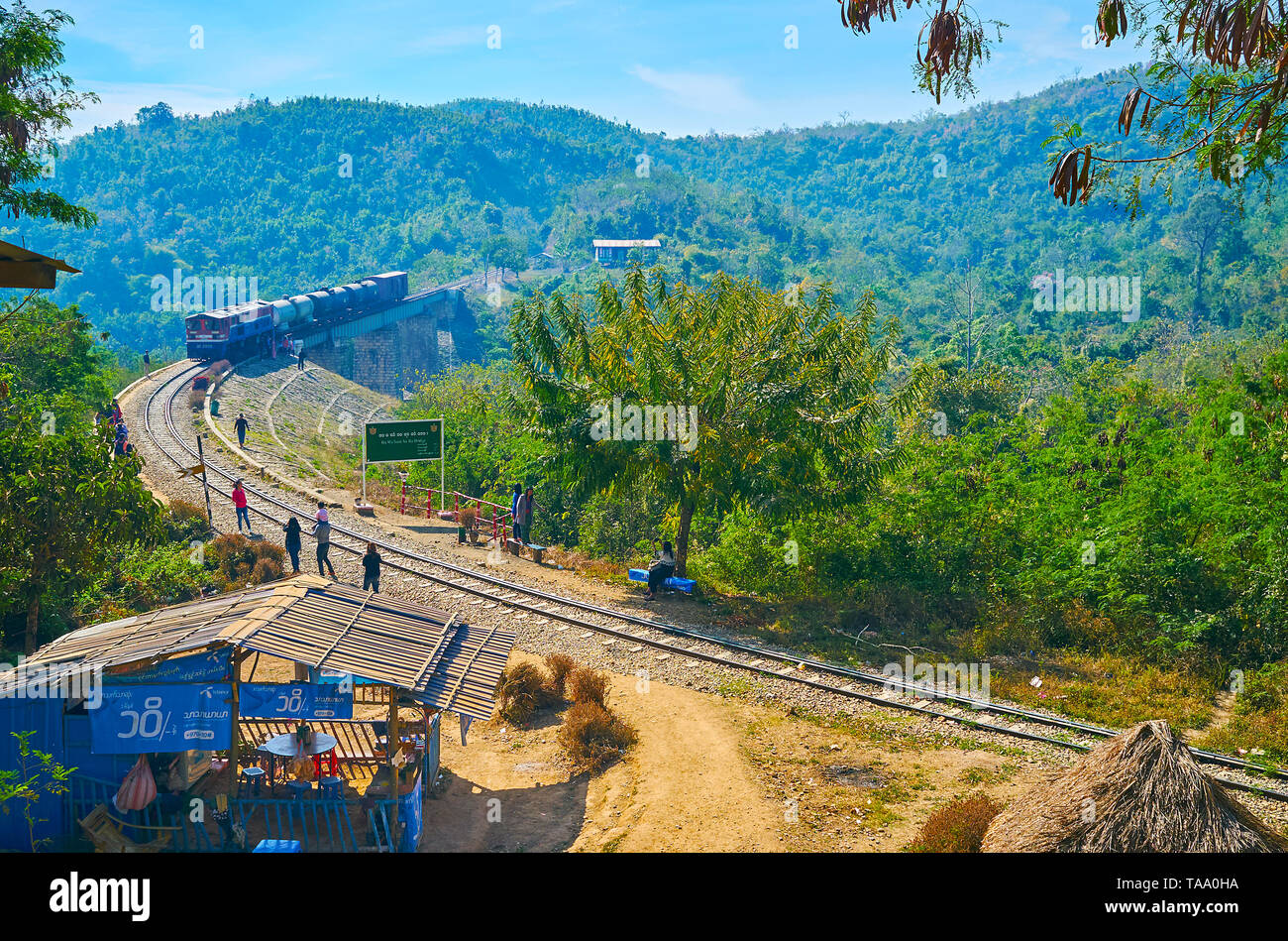 HEHO, MYANMAR - 19. FEBRUAR 2018: die Menschen sehen den alten Bahnhof, reiten die alte arch Bawa als Tha Yar Brücke in den Bergen der Shan Staat, am 19. Februar Stockfoto