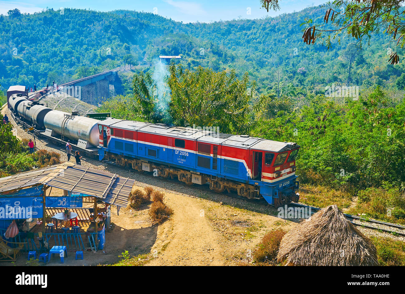 HEHO, MYANMAR - 19. FEBRUAR 2018: Die hohen Bogen Bawa als Tha Yar Brücke mit Reiten alten Bahnhof und grünen Bergen im Hintergrund, am 19. Februar in H Stockfoto