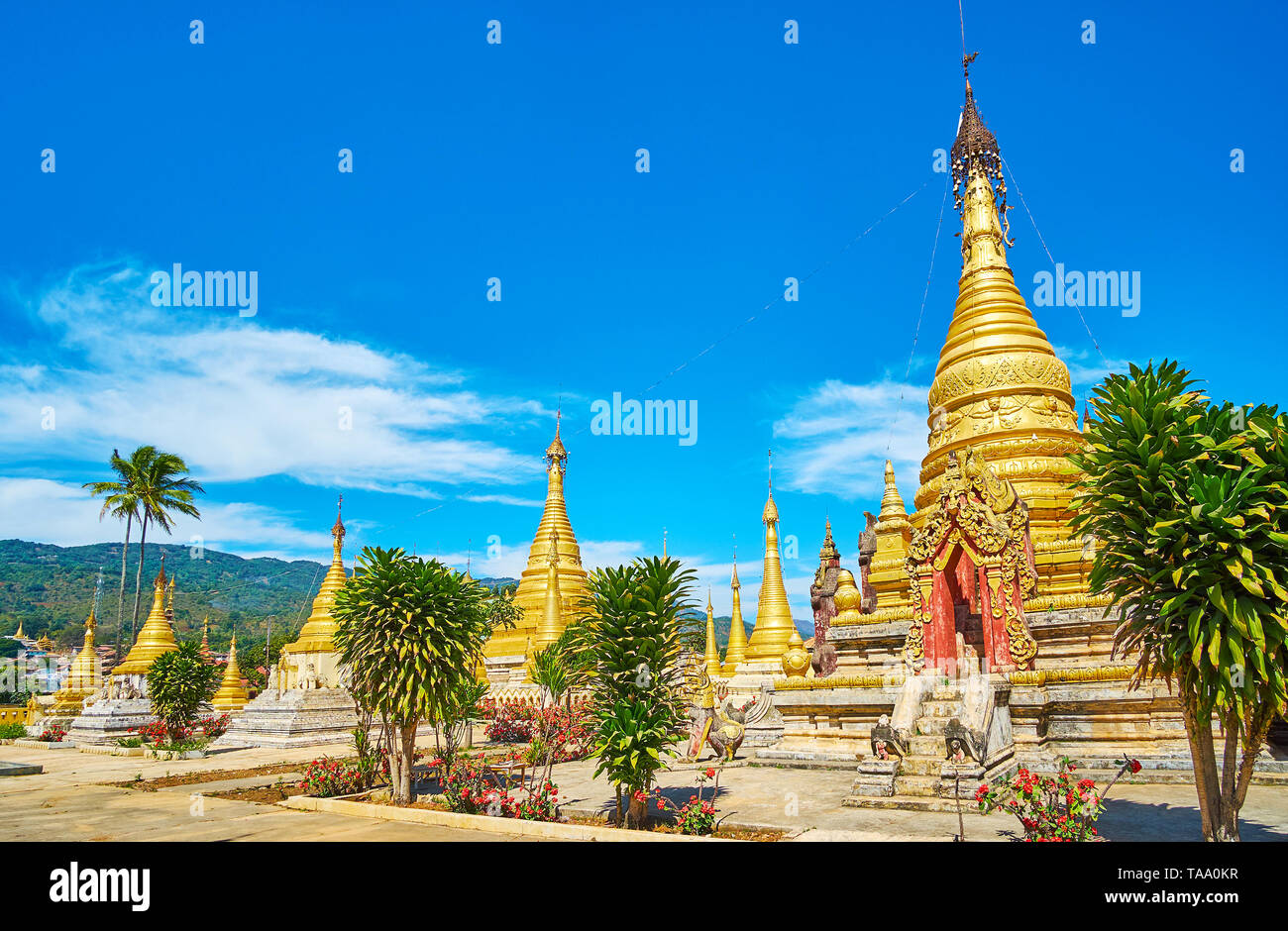Die vergoldeten stupas von Kan Tu Kyaung Kloster bietet interessante Dekoration mit Skulpturen, Relief Muster, hti Sonnenschirme und farbenfrohen Details verzierten Stockfoto