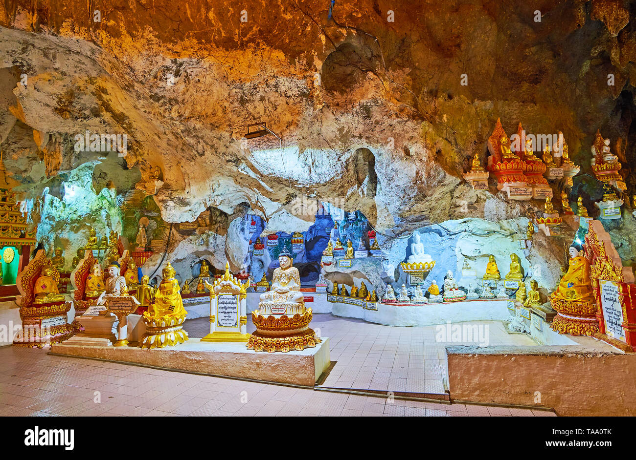 Nach PINDAYA, MYANMAR - Februar 19, 2018: Die schöne Heiligtum auf der unteren Ebene des Pindaya Cave mit kunstvollen Skulpturen von Buddha, am 19. Februar in Stift Stockfoto