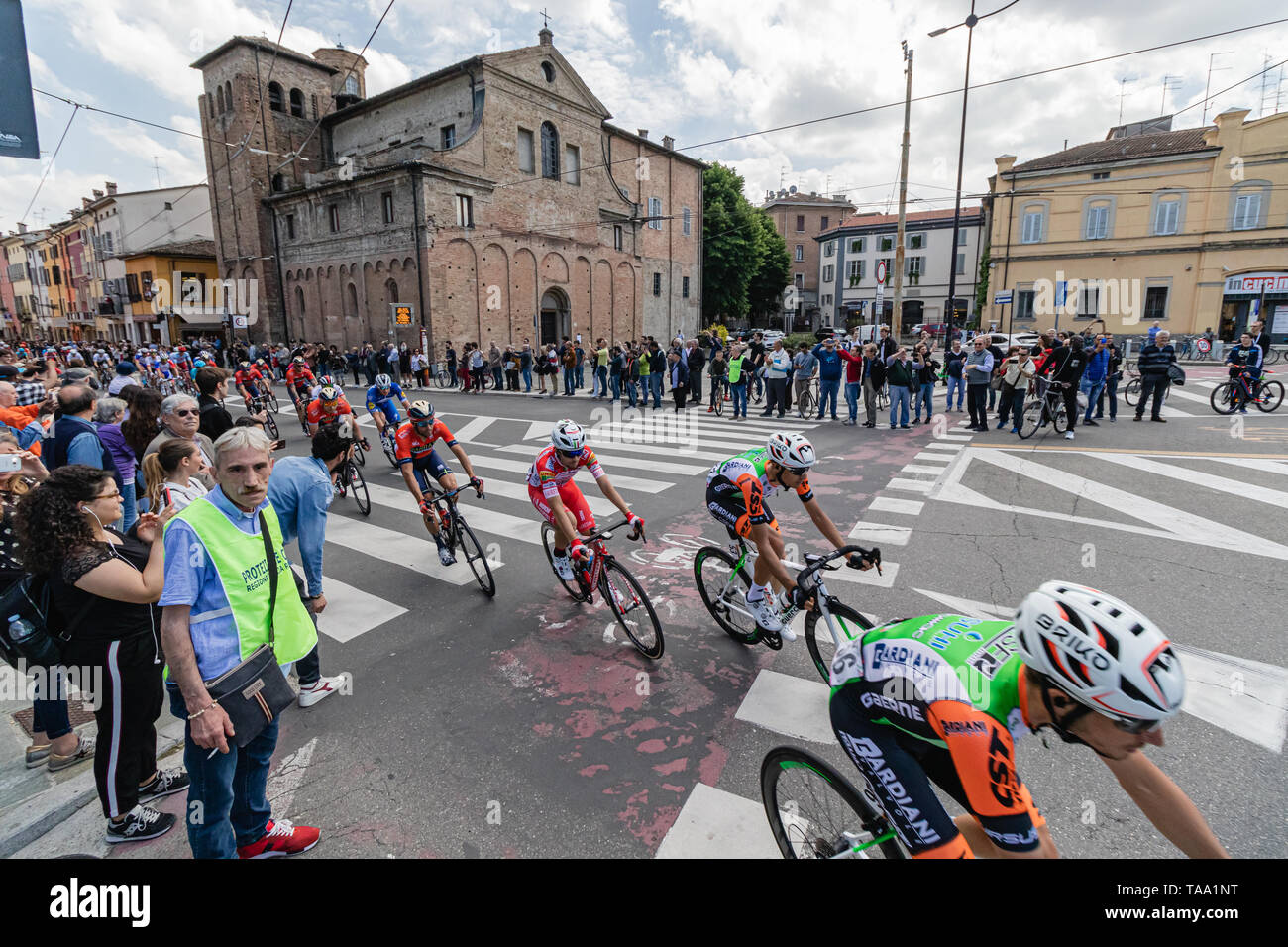 Parma, Italien - 22. Mai 2019: Giro d'Italia kreuze Stadtzentrum von Parma, der Piazzale Santa Croce Stockfoto