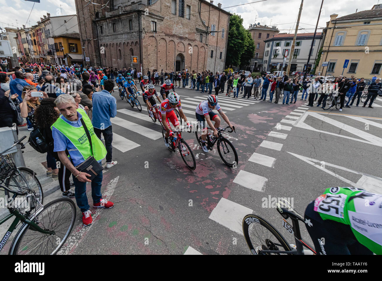 Parma, Italien - 22. Mai 2019: Giro d'Italia kreuze Stadtzentrum von Parma, der Piazzale Santa Croce Stockfoto