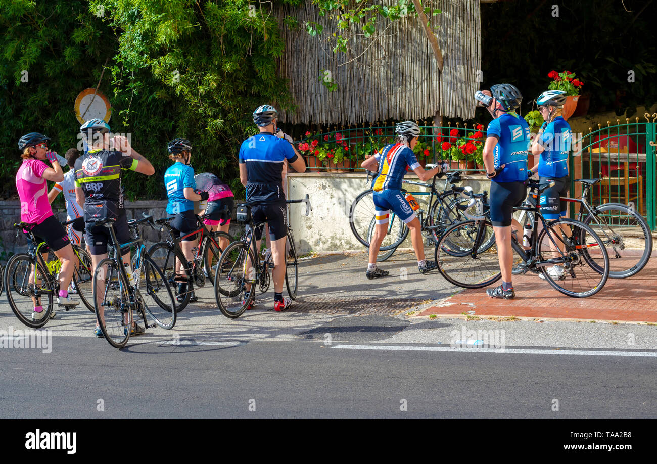 Costiera Sorrentina, Italien - 2. Juni 2018: Eine Gruppe von amateur Radfahrer erfrischt vor einem öffentlichen Brunnen während einer Tour an der Küste von Sorrent Stockfoto