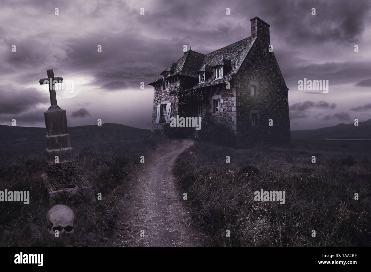 Apokalyptische Halloween Landschaft mit alten Haus, Schädel und Grab Stockfoto