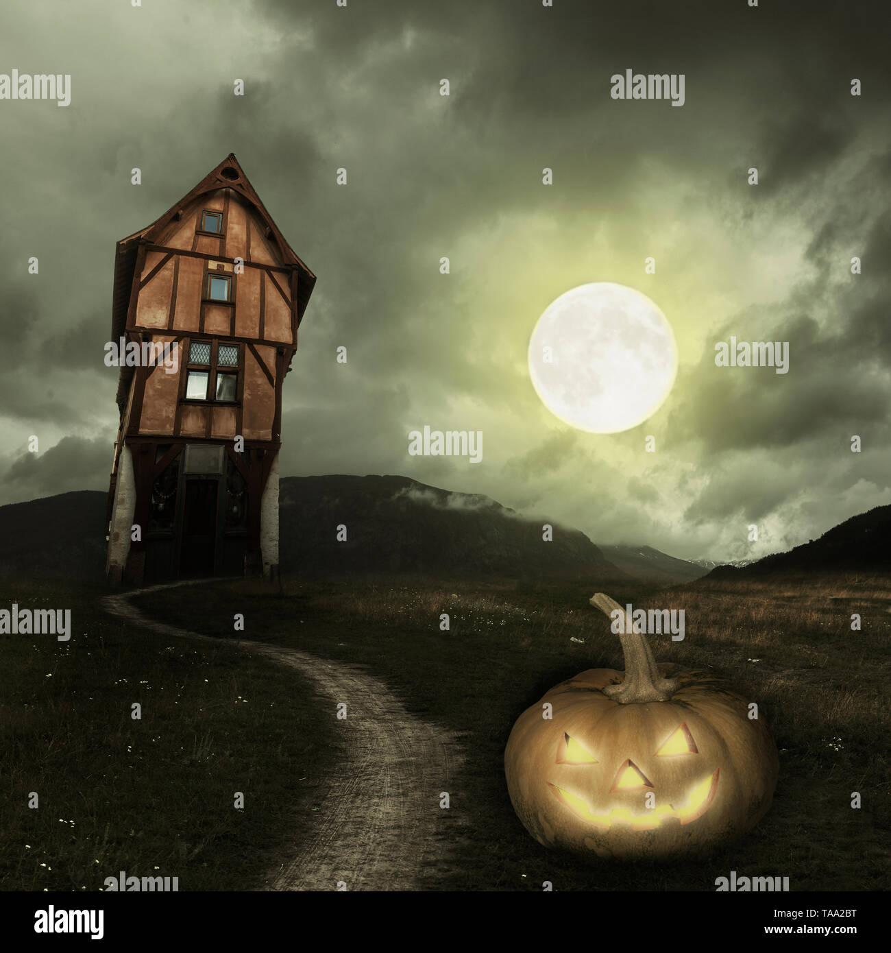 Apokalyptische Landschaft mit alten Haus Halloween Kürbis Mond Stockfoto