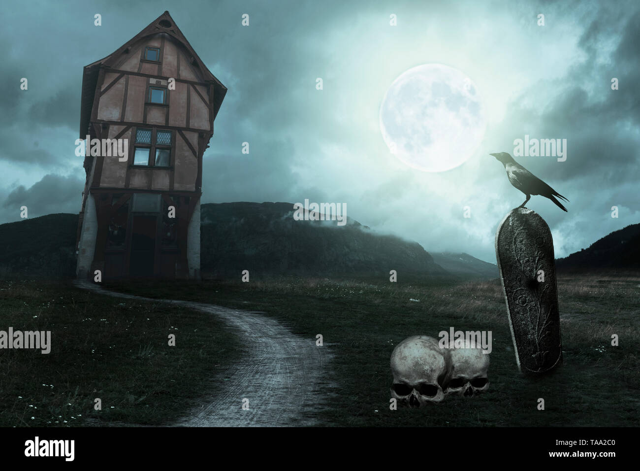 Apokalyptische Halloween Landschaft mit alten Haus, Kürbis, Grab, Raven und Mond Stockfoto