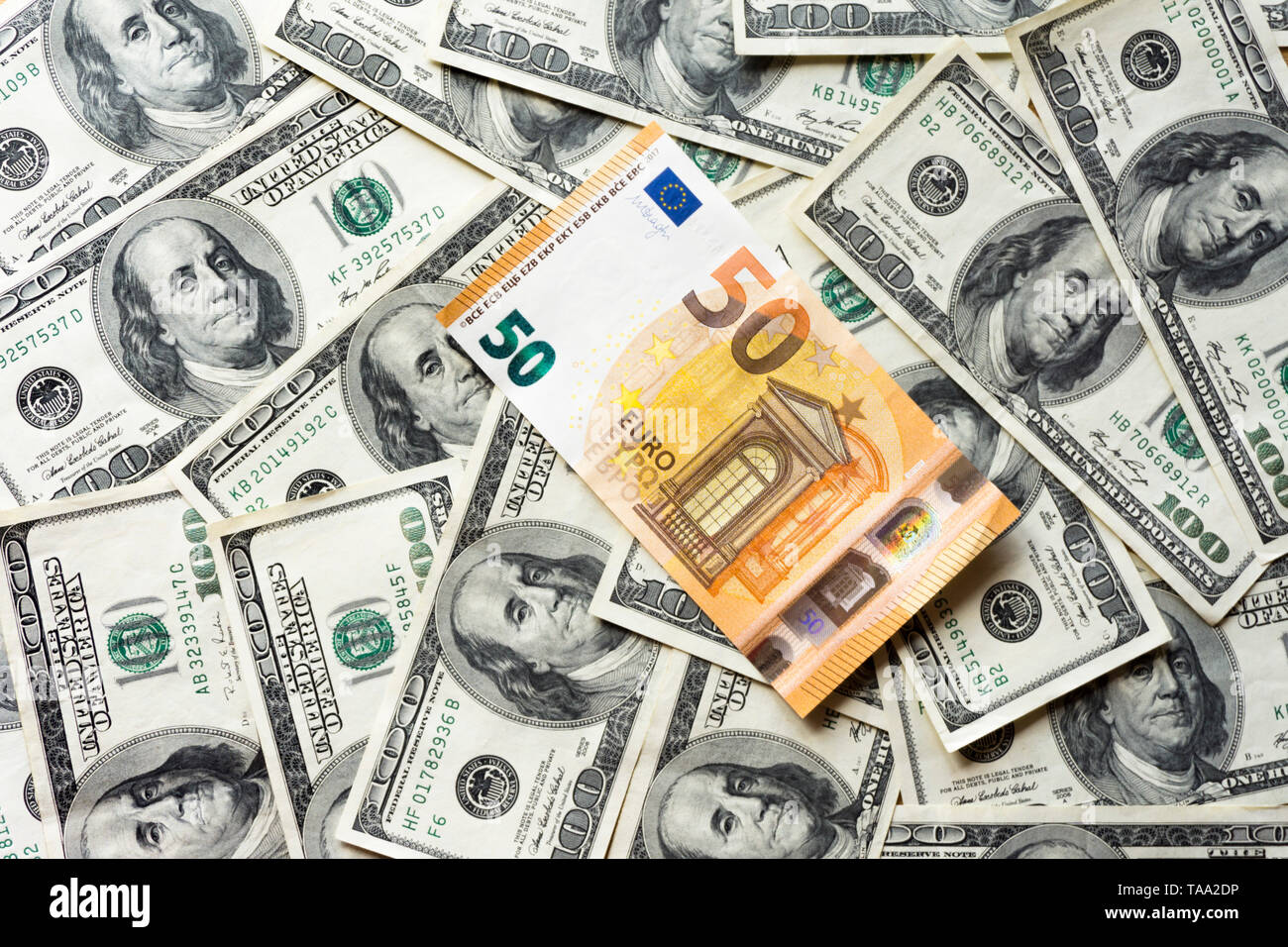 Stapel der alten Hundert Dollar und Euro Rechnungen, bis Dollar Euro schliessen Stockfoto