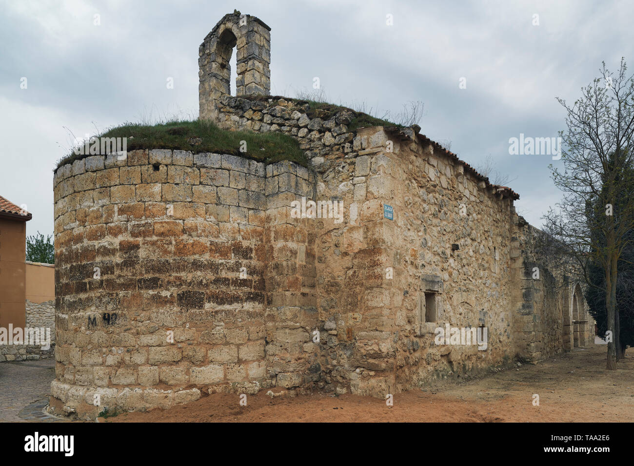 Kirche von San Salvador aus dem 13. Jahrhundert im Dorf Peñaflor de Hornija de Valladolid, Castilla y Leon, Spanien, Europa Stockfoto