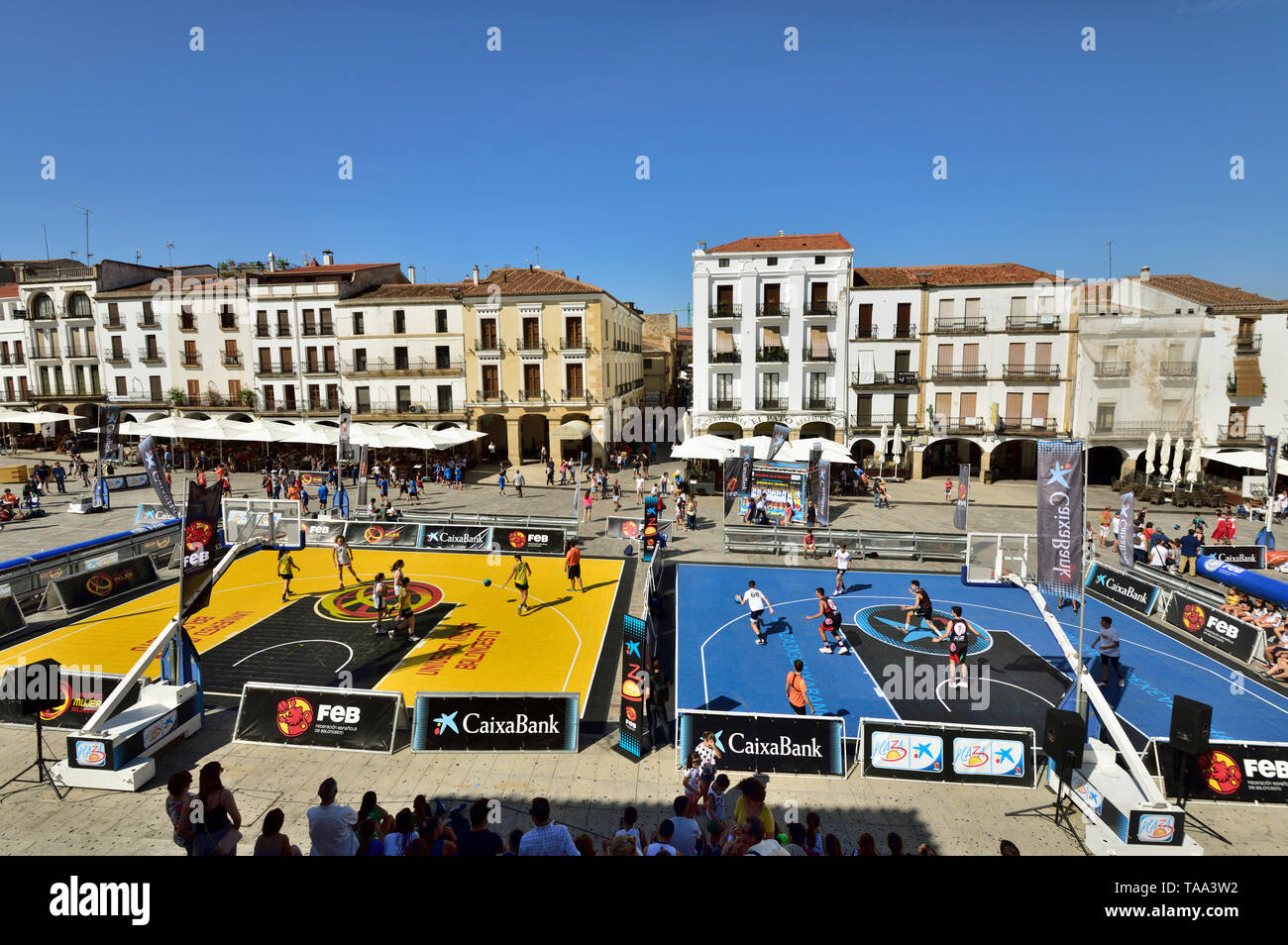 Die Plaza Mayor, an einem Samstag. Ein Ort für Spaß und Sport, spanischen Stil. Caceres, Spanien Stockfoto