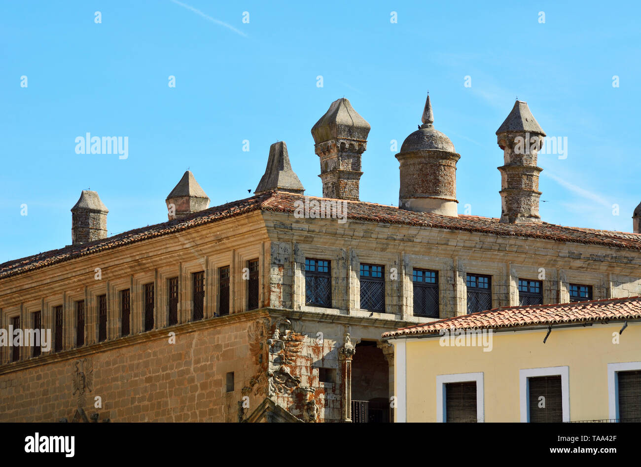 Detail der Palacio de San Carlos (Palacio de los Vargas-Carvajal) mit seinem Schornsteine durch die Inka Tempel inspiriert. Trujillo, Spanien Stockfoto