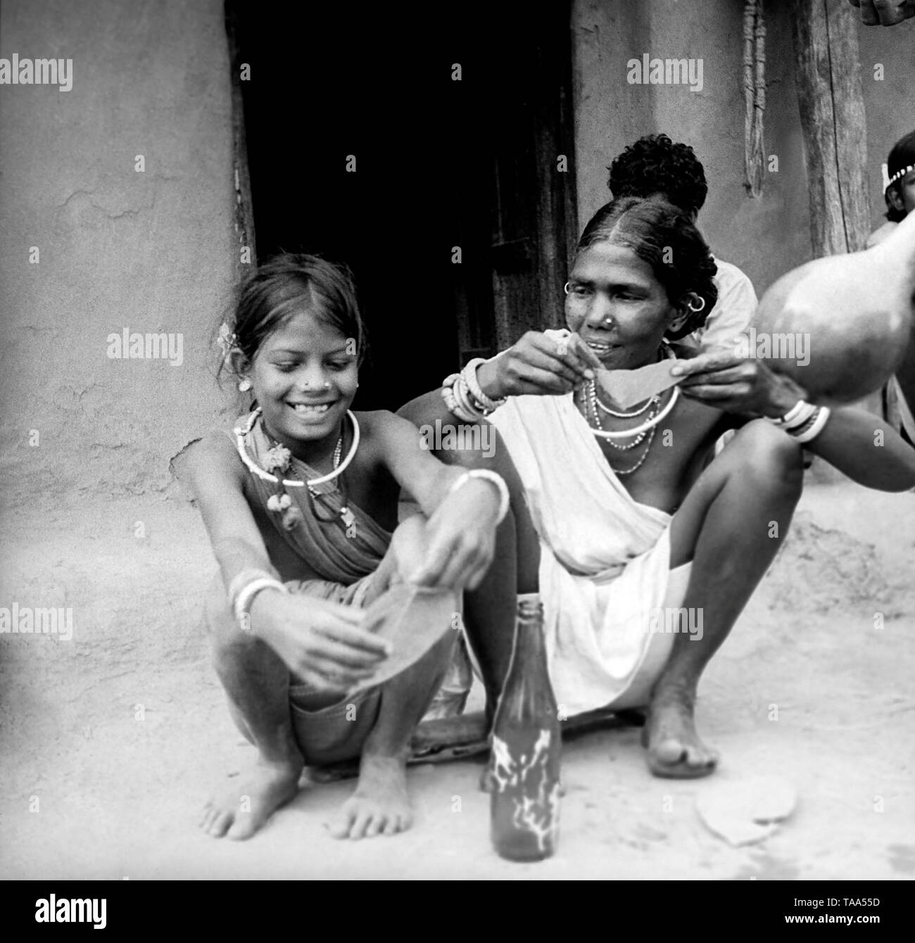 Mutter und Tochter Maria tribal, jagdalpur, Chhattisgarh, Indien, Asien Stockfoto