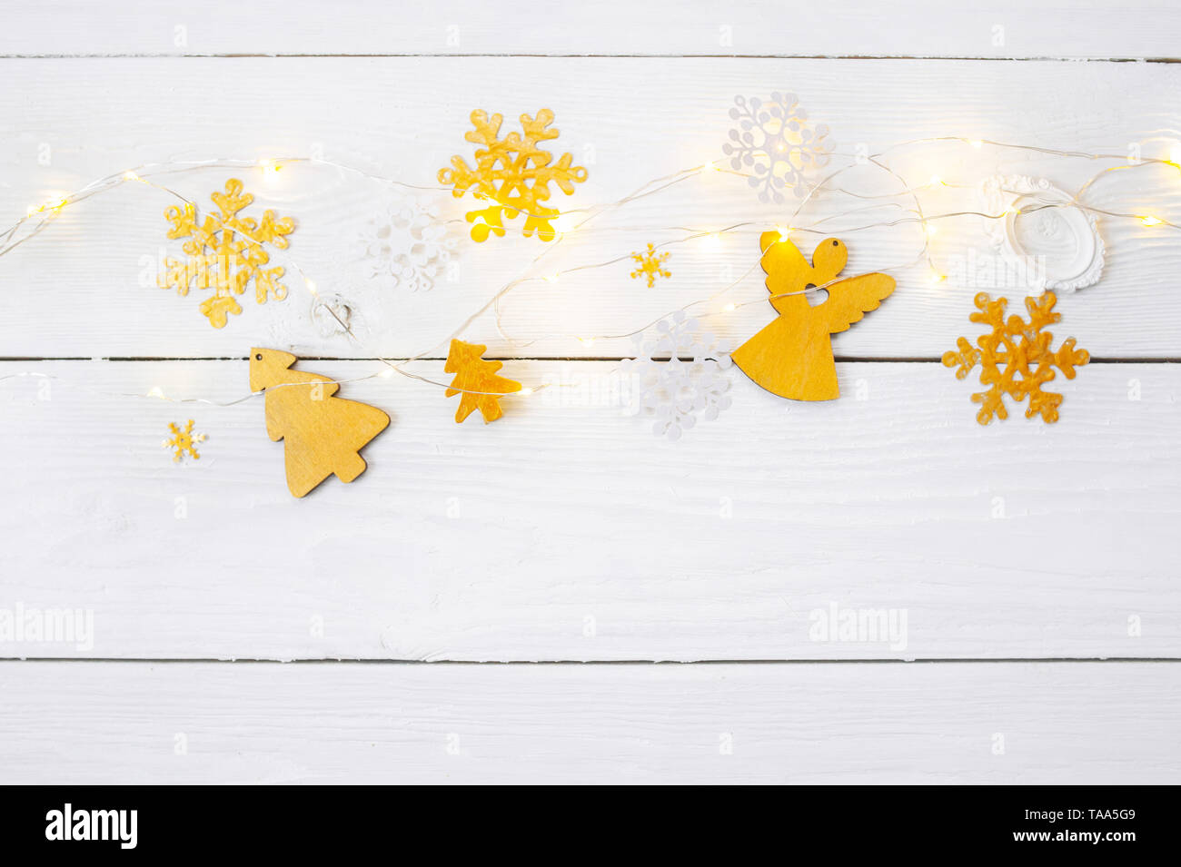 Weihnachten Hintergrund für Grußkarte mit Platz für Text. Weihnachten goldene Spielzeug und Band auf Holzhintergrund. Flach liegend, Draufsicht Fotomockup Stockfoto