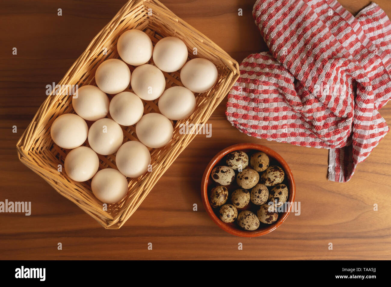 Frisch gesammelten Huhn und Wachteleier, bereit, leckere Rezepte zu machen Stockfoto