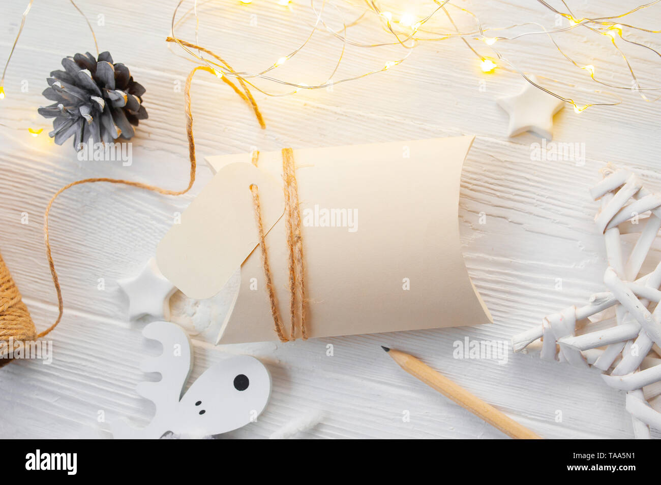 Mockup Weihnachtskraft Geschenkboxen mit Weihnachtsspielzeug auf Holzhintergrund. Ansicht von oben für Grußkarte mit Textort Stockfoto