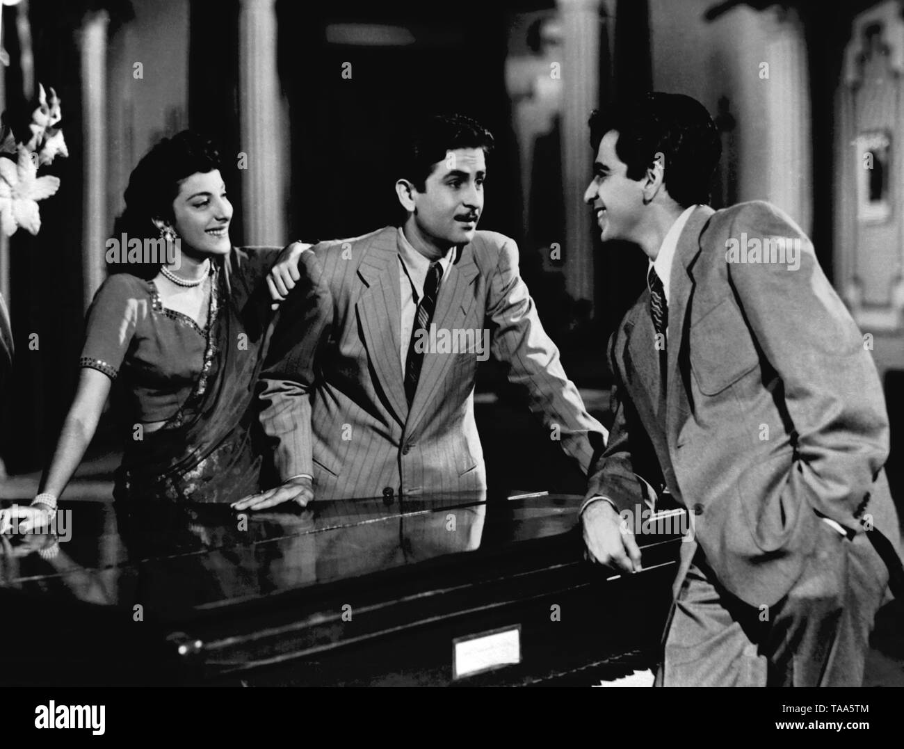 Indischer Bollywood-Schauspieler Raj Kapoor und Dilip Kumar und Schauspielerin Nargis, Indien, Asien, 1949, alter 1900er-Jahrgang Stockfoto