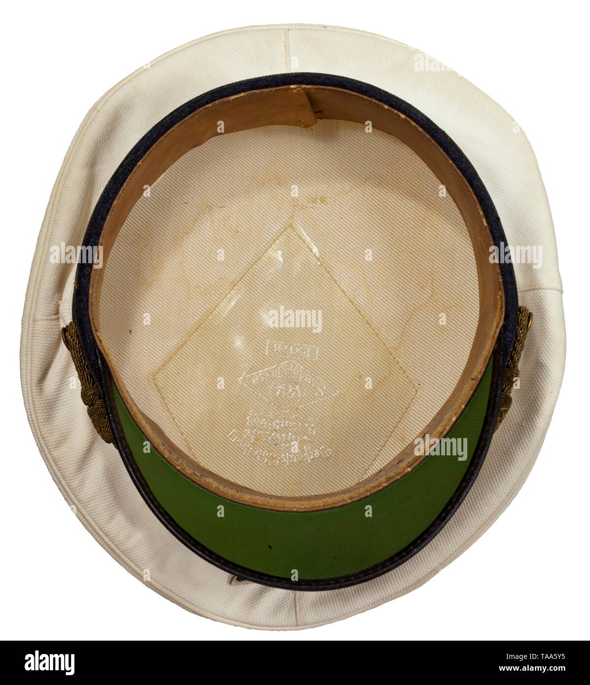 Ein Sommer Schirmmütze für Generäle abnehmbaren Abdeckung der weißen waffled Pique mit Festgesteckt, Gold gestickten Adler auf weißem Untergrund. Schwarz mohair Verkleidung band, gold Rohrleitungen (getönt), gold bestickt Flügel, Gold Cap Biesen. Weißer Seide Liner, cap Trapez mit Logo eingestanzt in Silber "Erel Sonderklasse Extra und Verkaufsabteilung der Luftwaffe Berlin". Hell-braun Leder Schweißband (leicht beschädigt), auf der Innenseite ein Silber stempelung "Erel Stirnschutz D.R.G.M.". Gebrauchsspuren und Alter. historischen, geschichtlichen, Luftwaffe, Zweig, Zweige, bewaffneten Service, Streitkräfte, Mi, Editorial-Use - Nur Stockfoto