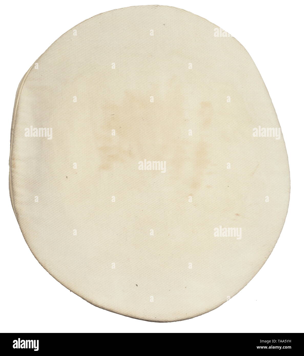 Ein Sommer Schirmmütze für Generäle abnehmbaren Abdeckung der weißen waffled Pique mit Festgesteckt, Gold gestickten Adler auf weißem Untergrund. Schwarz mohair Verkleidung band, gold Rohrleitungen (getönt), gold bestickt Flügel, Gold Cap Biesen. Weißer Seide Liner, cap Trapez mit Logo eingestanzt in Silber "Erel Sonderklasse Extra und Verkaufsabteilung der Luftwaffe Berlin". Hell-braun Leder Schweißband (leicht beschädigt), auf der Innenseite ein Silber stempelung "Erel Stirnschutz D.R.G.M.". Gebrauchsspuren und Alter. historischen, geschichtlichen, Luftwaffe, Zweig, Zweige, bewaffneten Service, Streitkräfte, Mi, Editorial-Use - Nur Stockfoto