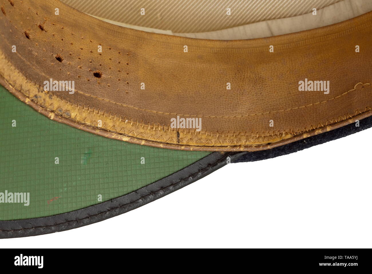 Ein Sommer Schirmmütze für Generäle abnehmbaren Abdeckung der weißen waffled Pique mit Festgesteckt, Gold gestickten Adler auf weißem Untergrund. Schwarz mohair Verkleidung band, gold Rohrleitungen (getönt), gold bestickt Flügel, Gold Cap Biesen. Weißer Seide Liner, cap Trapez mit Logo eingestanzt in Silber "Erel Sonderklasse Extra und Verkaufsabteilung der Luftwaffe Berlin". Hell-braun Leder Schweißband (leicht beschädigt), auf der Innenseite ein Silber stempelung "Erel Stirnschutz D.R.G.M.". Gebrauchsspuren und Alter. historischen, geschichtlichen, Luftwaffe, Zweig, Zweige, bewaffneten Service, Streitkräfte, Mi, Editorial-Use - Nur Stockfoto