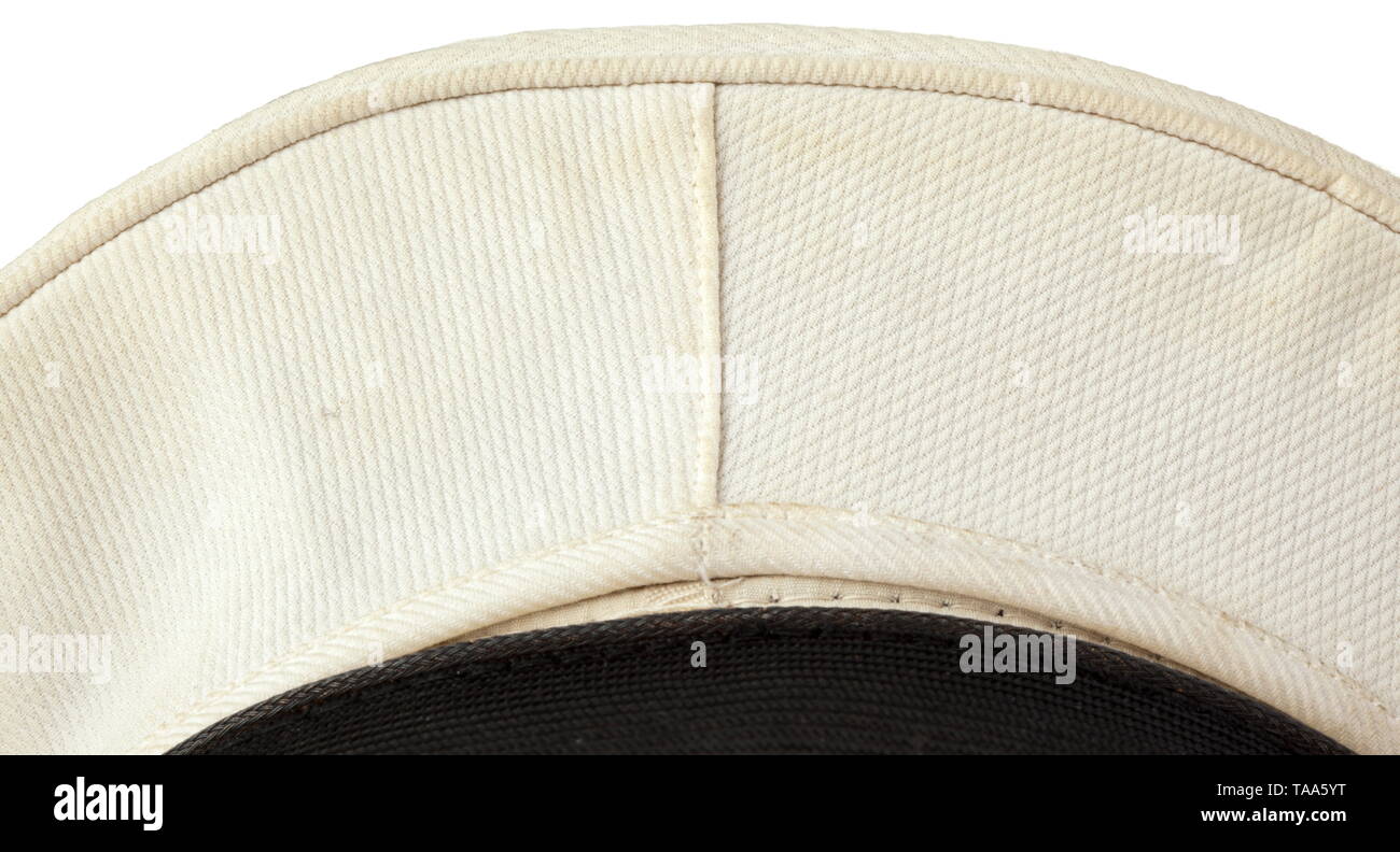 Ein Sommer Schirmmütze für Generäle abnehmbaren Abdeckung der weißen waffled Pique mit Festgesteckt, Gold gestickten Adler auf weißem Untergrund. Schwarz mohair Verkleidung band, gold Rohrleitungen (getönt), gold bestickt Flügel, Gold Cap Biesen. Weißer Seide Liner, cap Trapez mit Logo eingestanzt in Silber "Erel Sonderklasse Extra und Verkaufsabteilung der Luftwaffe Berlin". Hell-braun Leder Schweißband (leicht beschädigt), auf der Innenseite ein Silber stempelung "Erel Stirnschutz D.R.G.M.". Gebrauchsspuren und Alter. historischen, geschichtlichen, Luftwaffe, Zweig, Zweige, bewaffneten Service, Streitkräfte, Mi, Editorial-Use - Nur Stockfoto