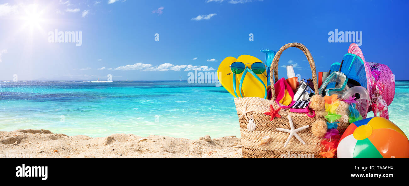 Ferienhäuser Sommer-Zubehör in Beach Bag Stockfoto