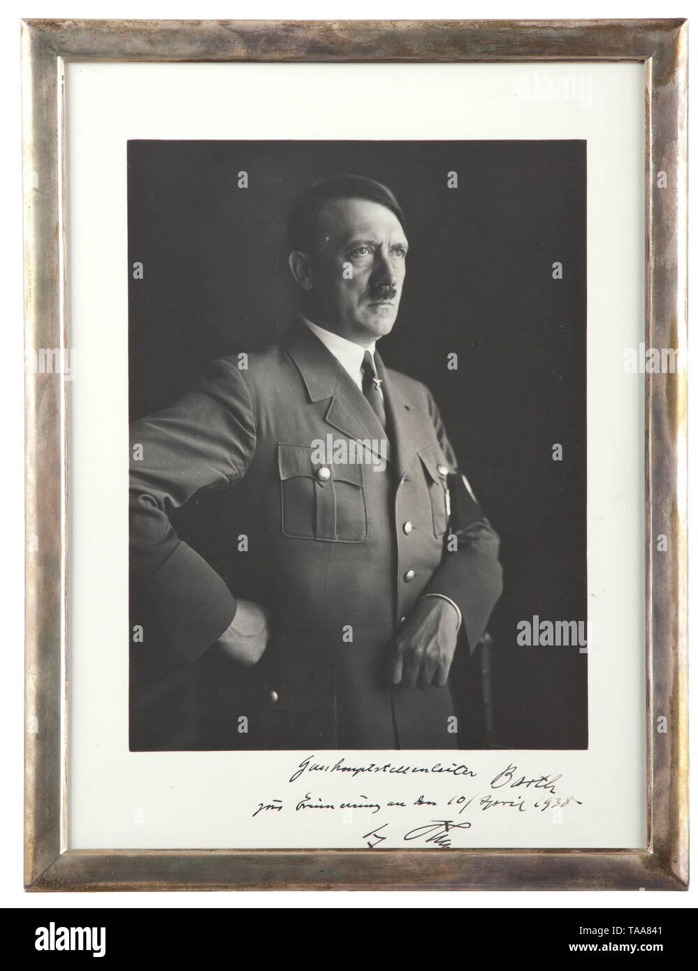 Karl Barth - ein Foto des Führers in einem silbernen Präsentation frame Hoffmann Brustbild von Adolf Hitler in Uniform. Handschriftliche Widmung in Tinte" Gauhauptstellenleiter Barth zur Erinnerung an den 10/April 1938 - Adolf Hitler'. Unter Glas und in einem silbernen Rahmen montiert, die umgekehrte Montage Gelocht' 835 S' mit Halbmond und Krone sowie "F.J. Schröder". Die Rückseite mit einer Anzeige unterstützen. Abmessungen 31,7 x 24,2 cm. In einem midnight blue Präsentation bei Blue Velvet einfügen, die Abdeckung Liner in blauer Seide mit gold Impressum' F.J. Schröder - Juwelier-B, Editorial-Use - Nur Stockfoto