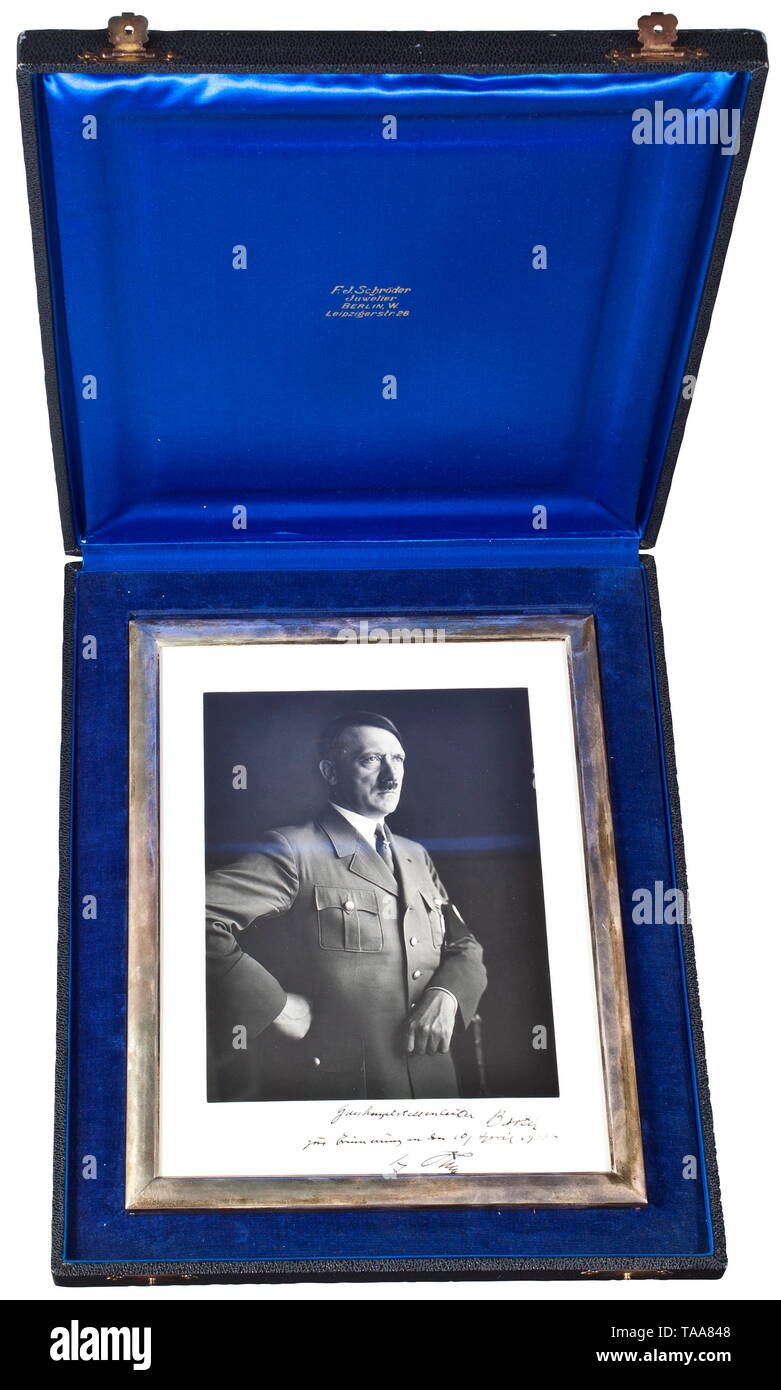 Karl Barth - ein Foto des Führers in einem silbernen Präsentation frame Hoffmann Brustbild von Adolf Hitler in Uniform. Handschriftliche Widmung in Tinte" Gauhauptstellenleiter Barth zur Erinnerung an den 10/April 1938 - Adolf Hitler'. Unter Glas und in einem silbernen Rahmen montiert, die umgekehrte Montage Gelocht' 835 S' mit Halbmond und Krone sowie "F.J. Schröder". Die Rückseite mit einer Anzeige unterstützen. Abmessungen 31,7 x 24,2 cm. In einem midnight blue Präsentation bei Blue Velvet einfügen, die Abdeckung Liner in blauer Seide mit gold Impressum' F.J. Schröder - Juwelier-B, Editorial-Use - Nur Stockfoto