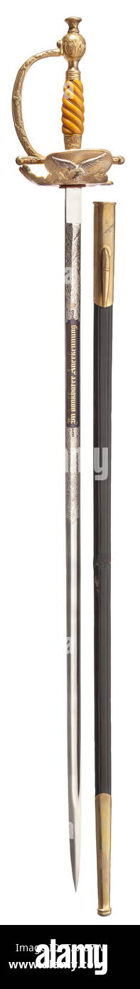 Generalleutnant Fritz Mensch - eine Luftwaffe allgemein Schwert 2. Modell, ab 1937 durch Rettungsmesser, Solingen Zweischneidiges konischen Klinge, beide Seiten mit einem floralen dekorativer Ätzung, durch eine Vorderseite vergoldeten Inschrift auf einem gebläute base' In dankbarer 2592' (tr zwischengeschaltet. "In dankbarer Anerkennung'), die Rückseite mit 'Der Oberbefehlshaber der Luftwaffe Hermann Göring". Der fehlschärfe trägt eine geätzte Rettungsmesser Logo. Feuer vergoldeten Bug guard mit einem Relief, teilweise poliert und jagten Blumendekor. Beide Seiten mit einem klappbaren shell Guard, auf der Vorderseite mit einer angewandten Silber Luftwaffe Ebg, Editorial-Use - Nur Stockfoto