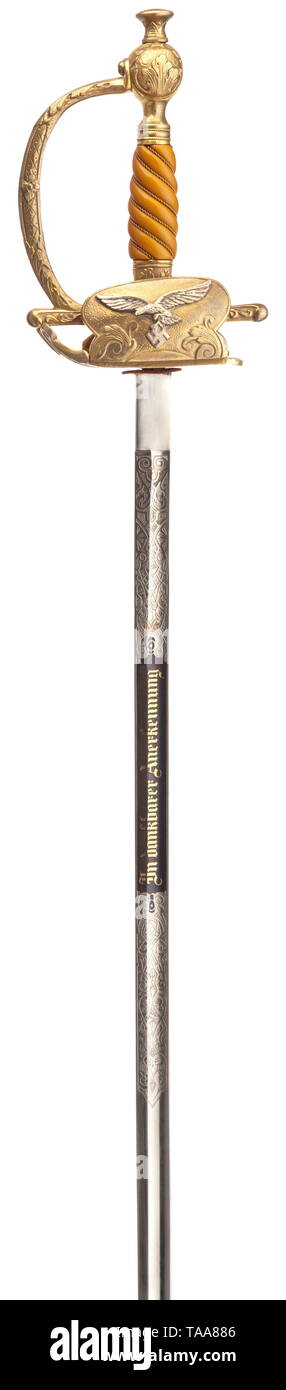 Generalleutnant Fritz Mensch - eine Luftwaffe allgemein Schwert 2. Modell, ab 1937 durch Rettungsmesser, Solingen Zweischneidiges konischen Klinge, beide Seiten mit einem floralen dekorativer Ätzung, durch eine Vorderseite vergoldeten Inschrift auf einem gebläute base' In dankbarer 2592' (tr zwischengeschaltet. "In dankbarer Anerkennung'), die Rückseite mit 'Der Oberbefehlshaber der Luftwaffe Hermann Göring". Der fehlschärfe trägt eine geätzte Rettungsmesser Logo. Feuer vergoldeten Bug guard mit einem Relief, teilweise poliert und jagten Blumendekor. Beide Seiten mit einem klappbaren shell Guard, auf der Vorderseite mit einer angewandten Silber Luftwaffe Ebg, Editorial-Use - Nur Stockfoto