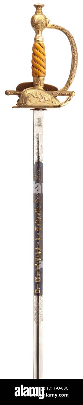 Generalleutnant Fritz Mensch - eine Luftwaffe allgemein Schwert 2. Modell, ab 1937 durch Rettungsmesser, Solingen Zweischneidiges konischen Klinge, beide Seiten mit einem floralen dekorativer Ätzung, durch eine Vorderseite vergoldeten Inschrift auf einem gebläute base' In dankbarer 2592' (tr zwischengeschaltet. "In dankbarer Anerkennung'), die Rückseite mit 'Der Oberbefehlshaber der Luftwaffe Hermann Göring". Der fehlschärfe trägt eine geätzte Rettungsmesser Logo. Feuer vergoldeten Bug guard mit einem Relief, teilweise poliert und jagten Blumendekor. Beide Seiten mit einem klappbaren shell Guard, auf der Vorderseite mit einer angewandten Silber Luftwaffe Ebg, Editorial-Use - Nur Stockfoto