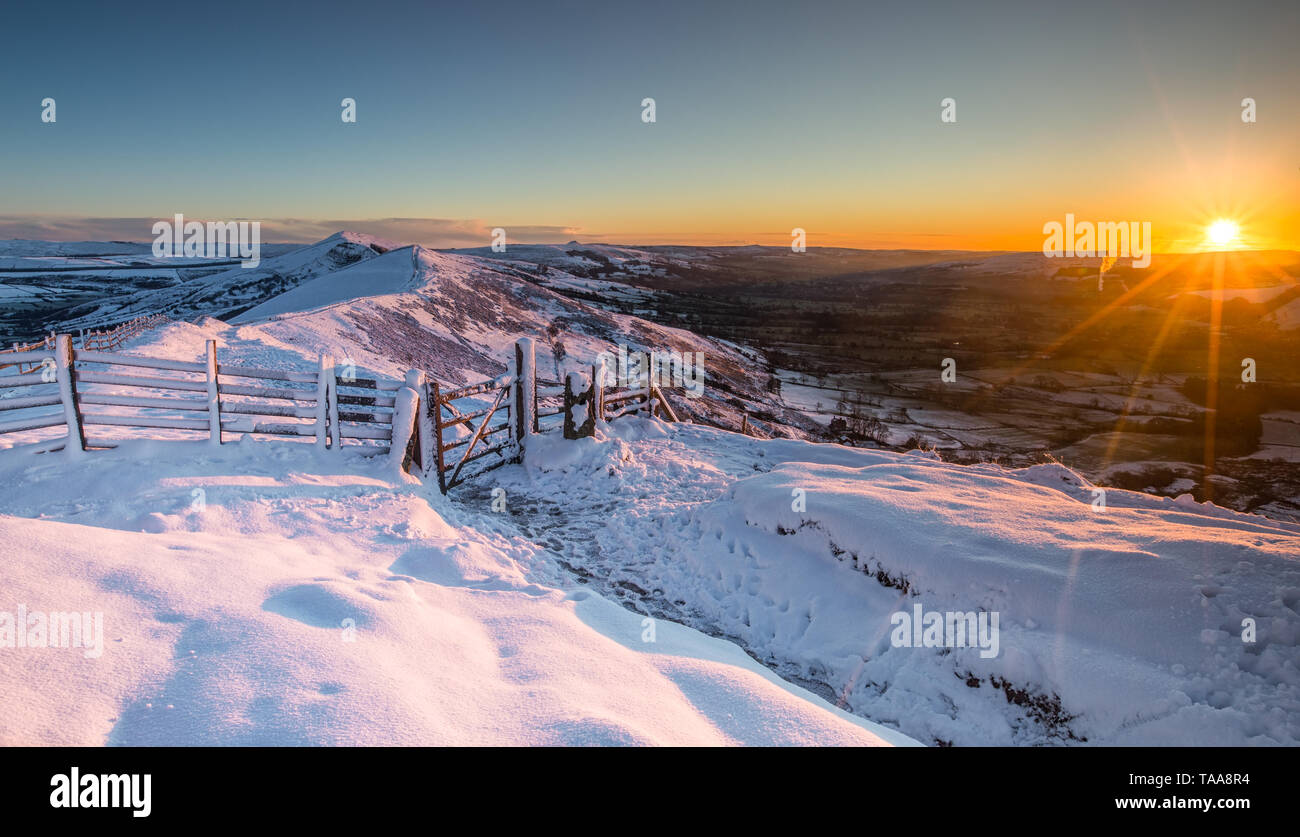 Mam Tor Sonnenaufgang im Winter in den Schnee im Peak District National Park, Großbritannien Stockfoto