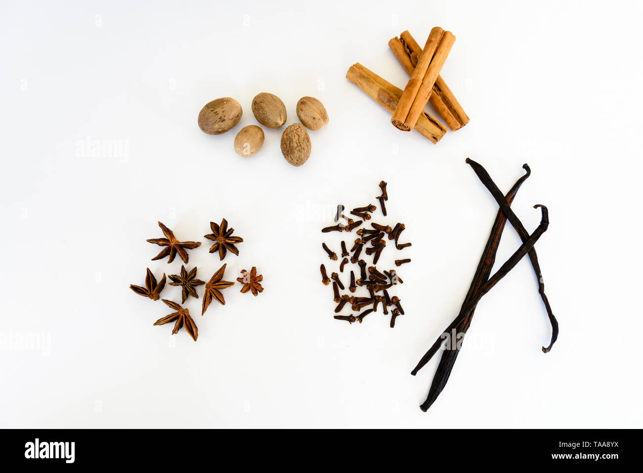 Gewürze oft in Weihnachten Backen verwendet, ganze Muskatnuss, Zimtstangen, Nelken, Sternanis und Vanille. Flach geschnitten auf Weiß Stockfoto