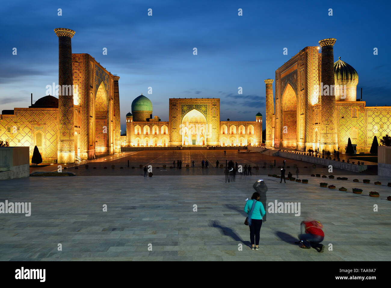 Die usbekische Tourist mit der Bewunderung prüft Denkmäler von Samarkand an der Seidenstraße, Registon Stockfoto