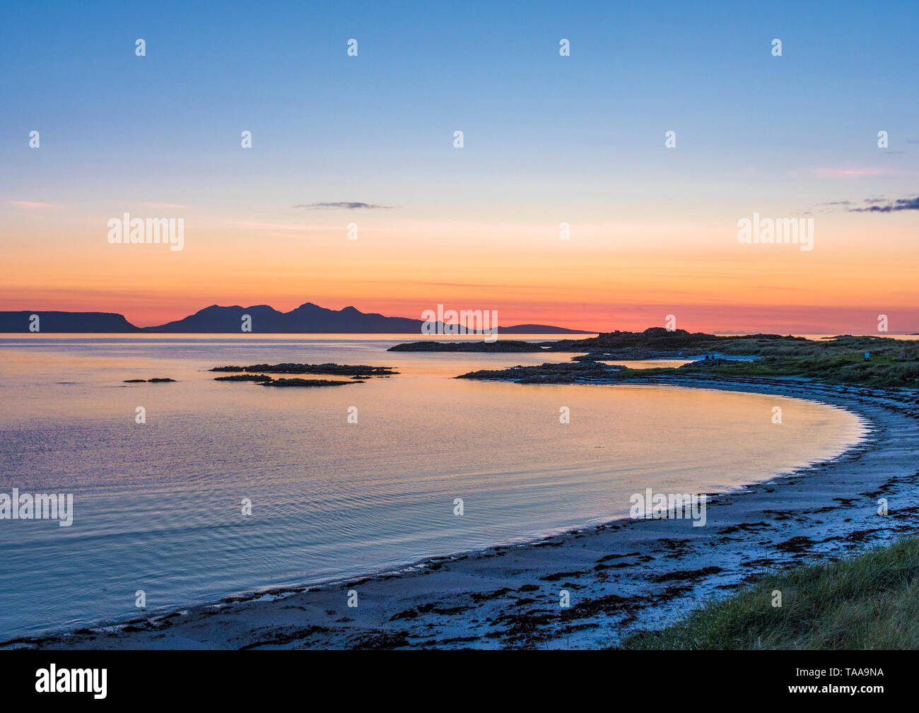 Blick von Arisaig zu kleinen Inseln, Sonnenuntergang Stockfoto