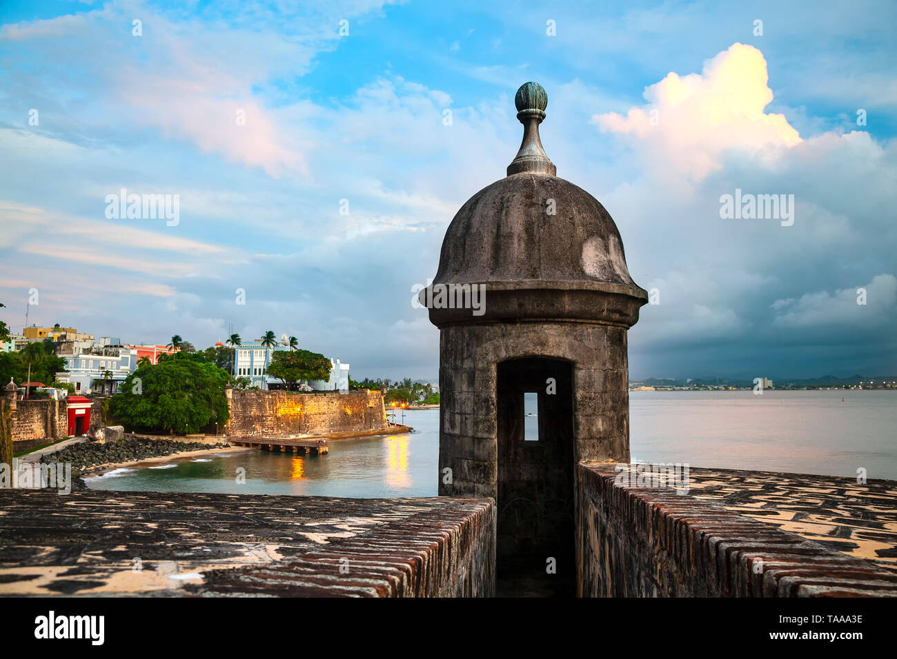 Sentry Haus ('Garita"), Tor (rot) und La Fortaleza, der Altstadt von San Juan, Puerto Rico. Stockfoto