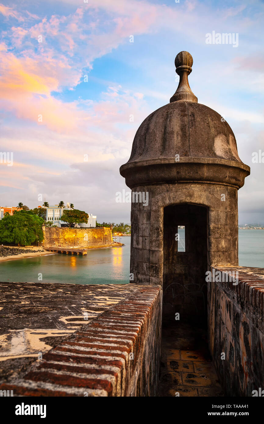 Sentry Haus ('Garita") und La Fortaleza, der Altstadt von San Juan, Puerto Rico. Stockfoto