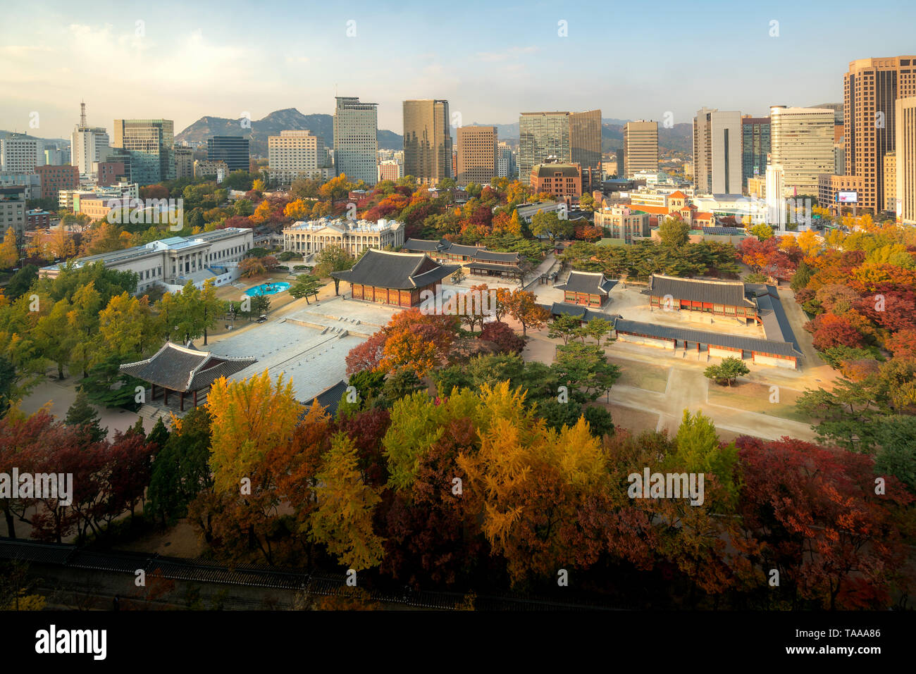 Deoksugung Palast und Stadt Seoul im Herbst Jahreszeit in Seoul, Südkorea. Stockfoto