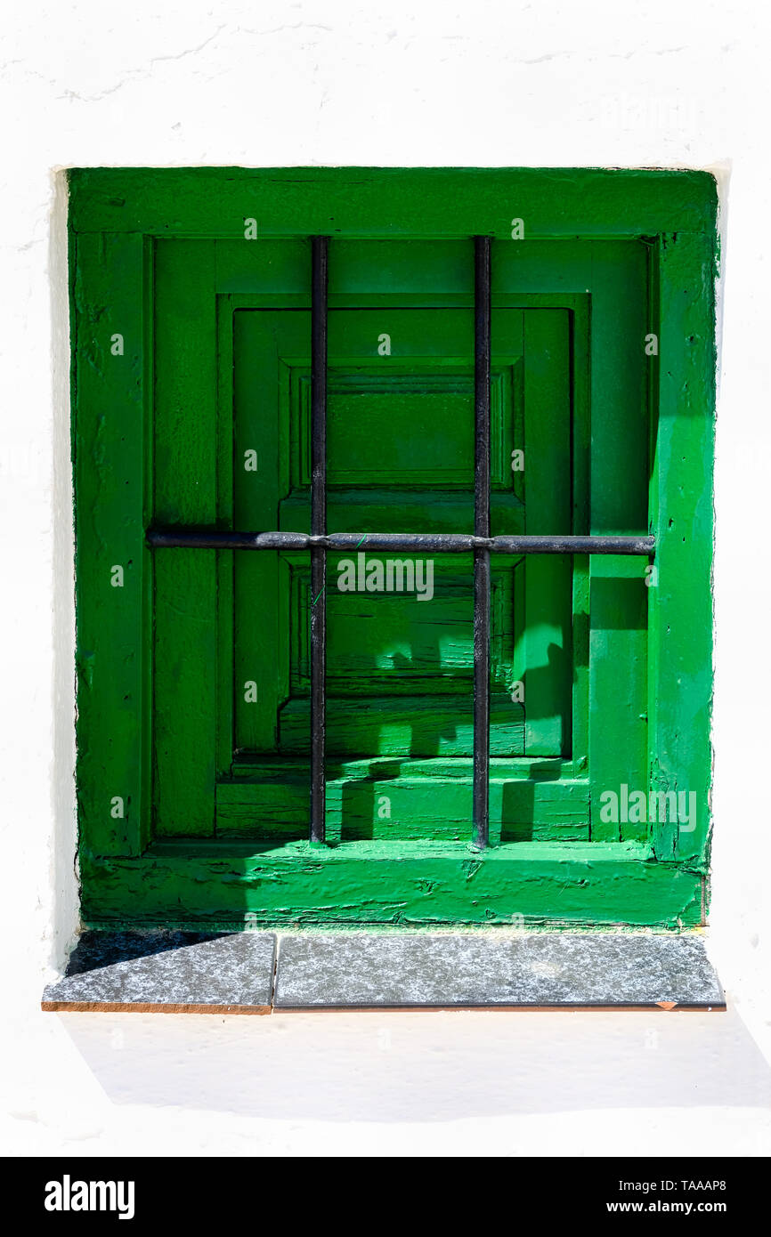Grüne Fensterläden Fenster in Parana, Axarquia, Malaga, Andalusien, Costa del Sol, Spanien Stockfoto