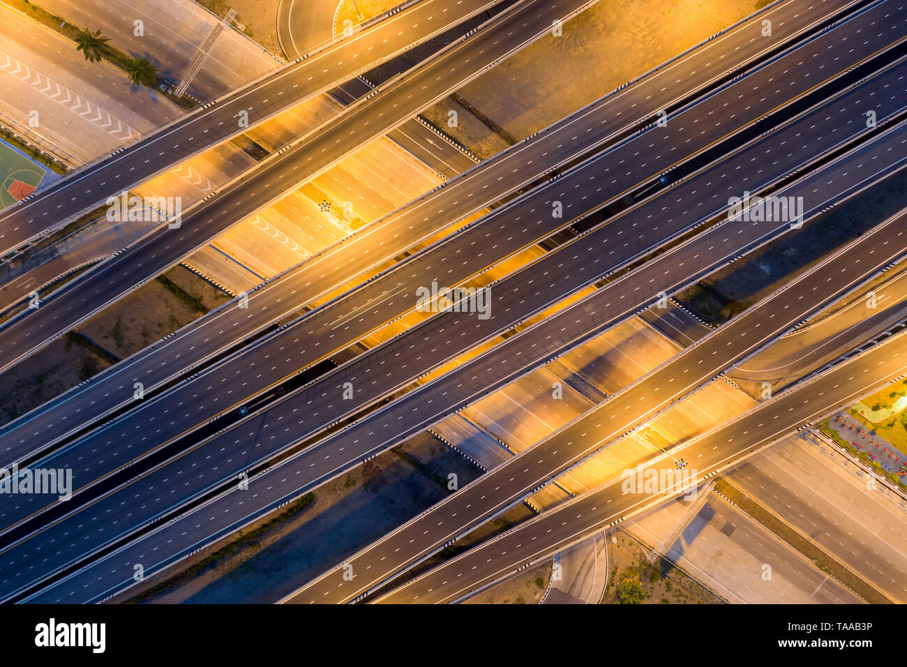 Luftbild von mehrstufigen Hochstraße Kreuzung Landstraße, die durch moderne Stadt in mehrere Richtungen Stockfoto