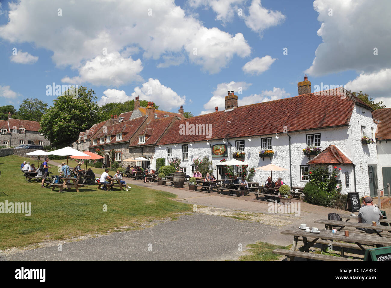 Die malerische Tiger Inn at East Dean, East Sussex; beliebt bei Spaziergängern und Wanderern auf der South Downs, UK, GB Stockfoto