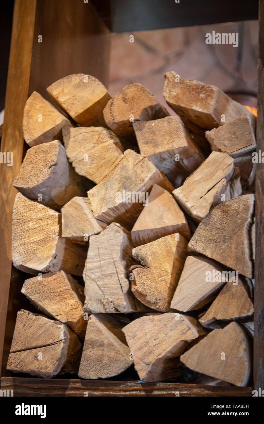 Brennholz finden Warten auf Hitze im Kamin oder Ofen Stockfoto